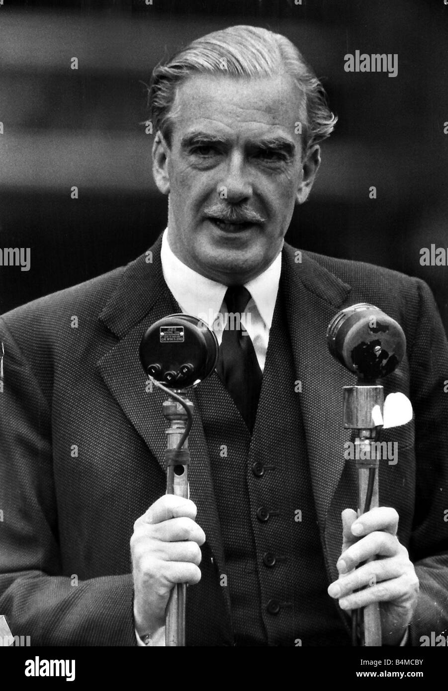 Sir Anthony Eden plus tard, le comte d'Avon vu ici de faire un discours lors de la crise de Suez le 12 janvier 1957, Sir Anthony Eden démissionne comme premier ministre de la Grande-Bretagne en raison de problèmes de santé causés par les pressions des années précédentes de la crise de Suez d'une déclaration publiée par le Palais de Buckingham a déclaré qu'à la suite d'une audience privée avec la Reine Sa Majesté avait accepté la démission du premier ministre Harold Macmillan est devenu Premier Ministre Banque D'Images Sir Anthony Eden plus tard, le comte d'Avon vu ici de faire un discours lors de la crise de Suez le 12 janvier 1957, Sir Anthony Eden démissionne comme premier ministre de la Grande-Bretagne en raison de problèmes de santé causés par les pressions des années précédentes de la crise de Suez d'une déclaration publiée par le Palais de Buckingham a déclaré qu'à la suite d'une audience privée avec la Reine Sa Majesté avait accepté la démission du premier ministre Harold Macmillan est devenu Premier Ministre Banque D'Images