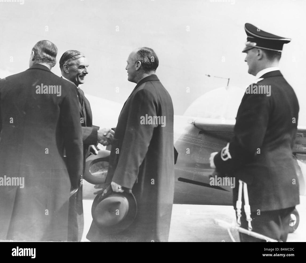 Neville Chamberlain, Premier Ministre serrant la main de M. von Ribbentrop à l'arrivée à l'Aérodrome de Munich Banque D'Images
