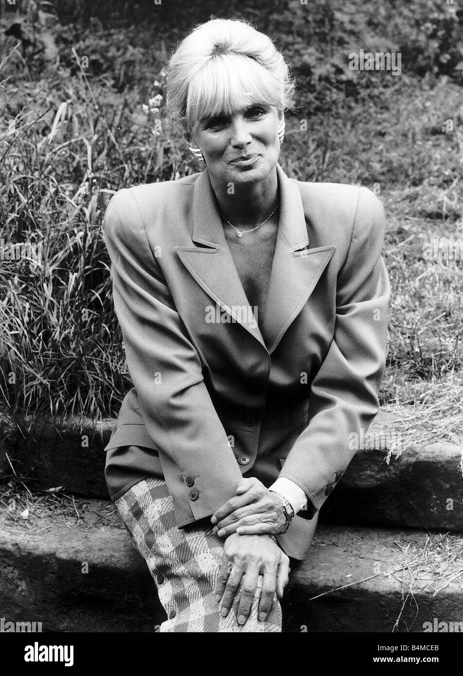 Linda Evans, actrice américaine de la renommée dynastie assis sur des mesures concrètes en juillet 1985 mirrorpix jardin Banque D'Images