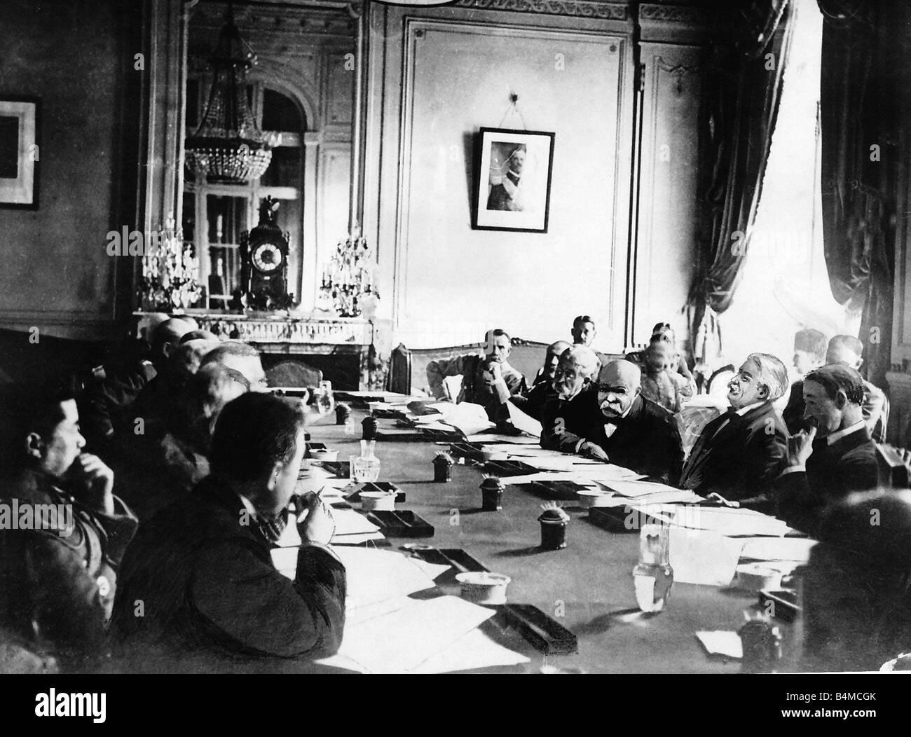 La signature du Traité de paix en 1918, le Premier ministre britannique David Lloyd George et son homologue français Georges Clemenceau Banque D'Images