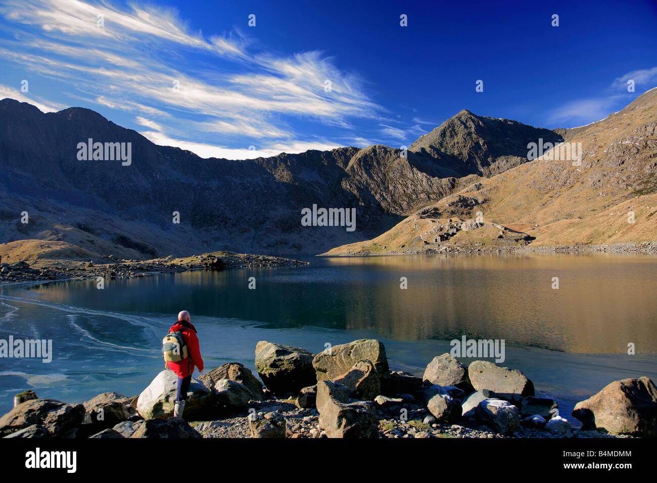 Walker au sommet du Mont Snowdon Llyn Llydaw Gwynedd Snowdonia National Park au nord du Pays de Galles La Grande-Bretagne UK Banque D'Images