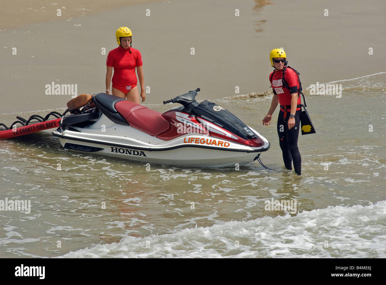 La plage de Santa Monica CA eau sauveteur sauvetage Wave Runner, Jet Ski, exercice Banque D'Images