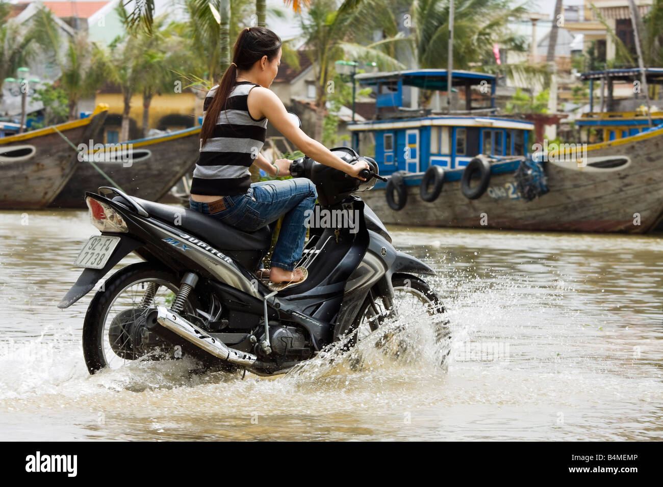 Dans Bach Dang inondations de la saison des pluies ; Hoi An, Vietnam Banque D'Images