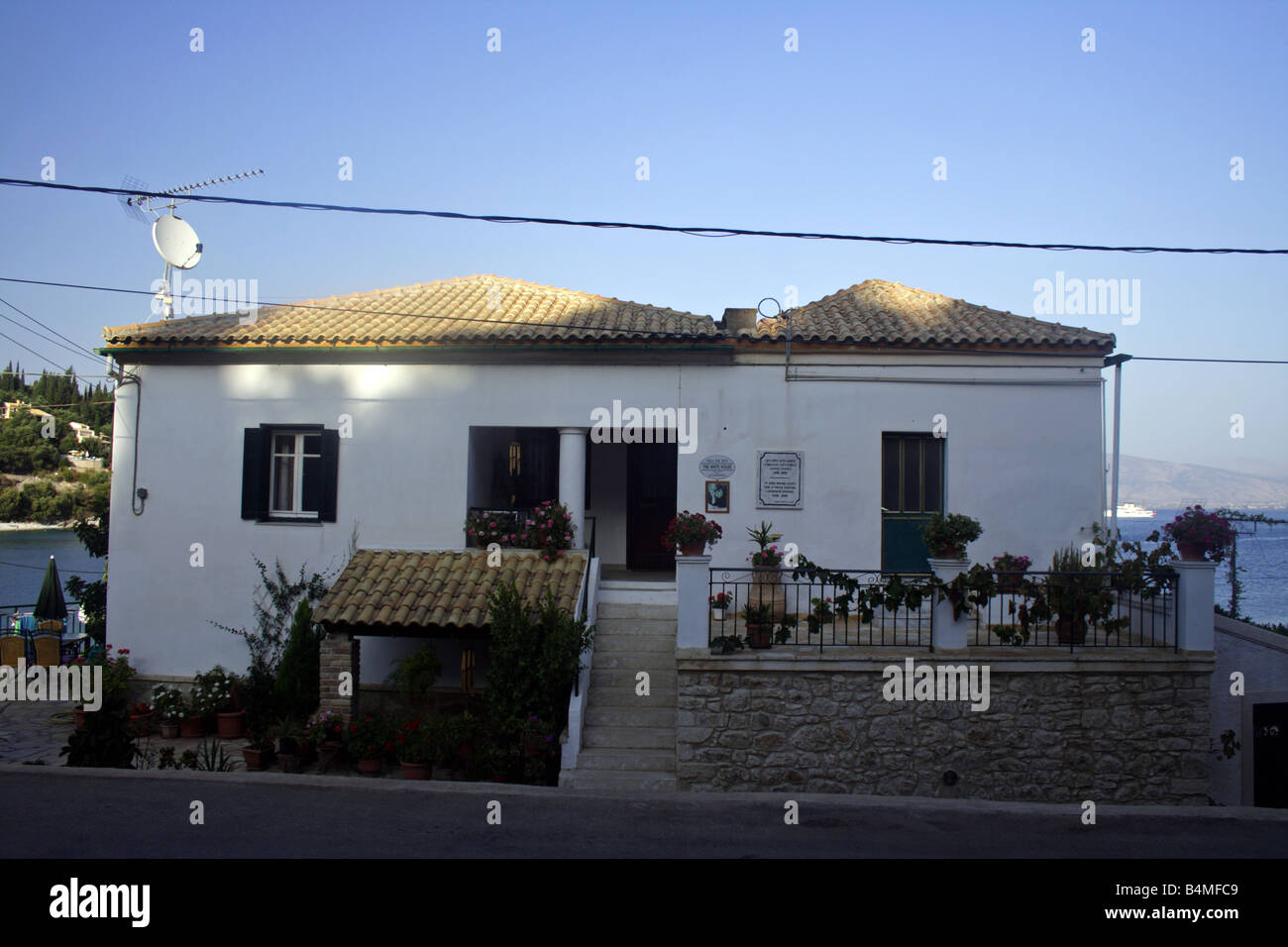 Avis de George Lawrence Durrell maison blanche sur l'île Ionienne grecque de Corfou, Grèce Banque D'Images