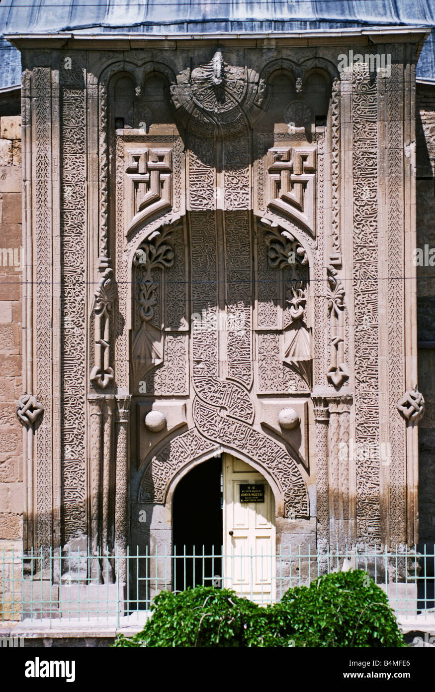 Détail de portail de İnce Minare Medresesi seldjoukide (ch. 1267), Konya, Turquie 690518 015G Banque D'Images