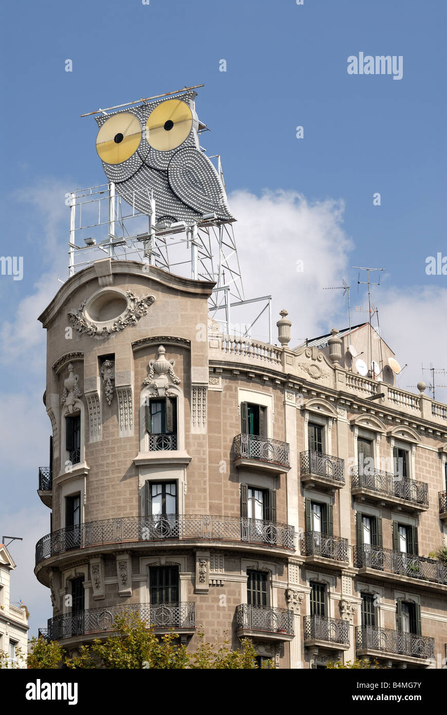 Grand hibou signe au-dessus de la construction à Barcelone Espagne Banque D'Images