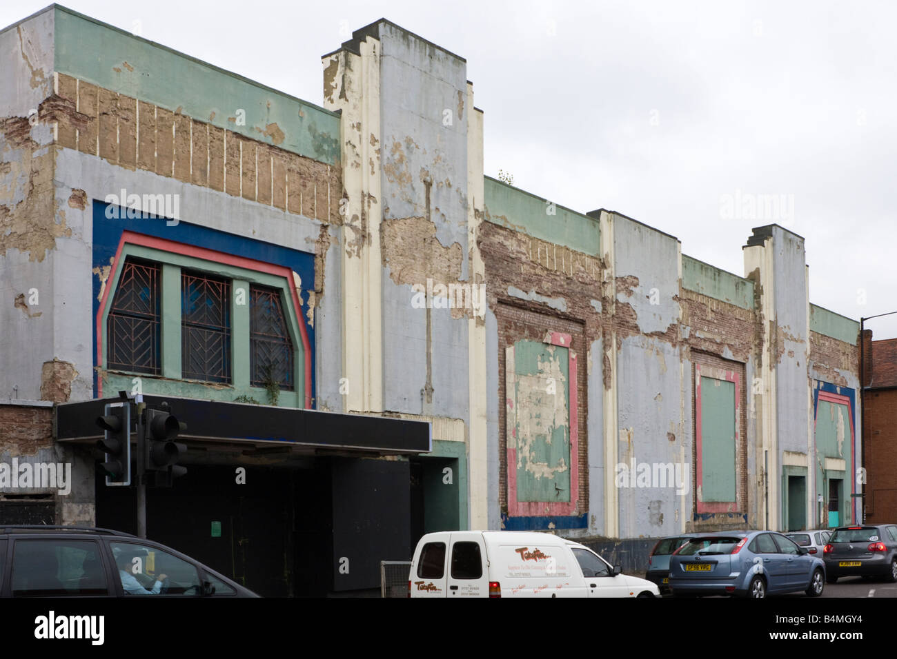 De style Art déco à l'abandon ancien cinéma Odéon St Albans UK. Aujourd'hui rebaptisé comme l'Odyssée et en cours de restauration Banque D'Images