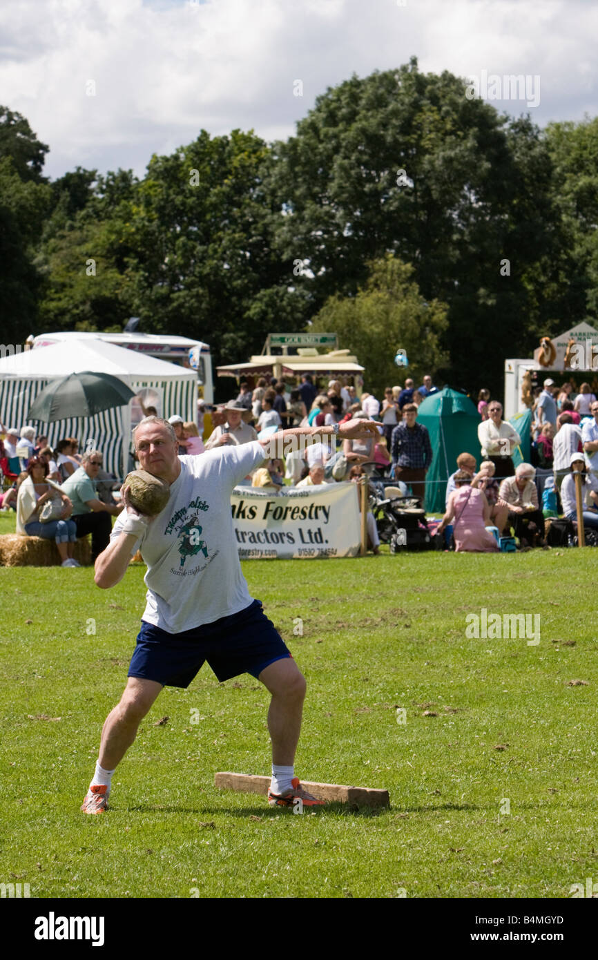 Homme ayant participé à la mise en pierre traditionnel événement jeux highland Highland Gathering 2008 à Harpenden Banque D'Images