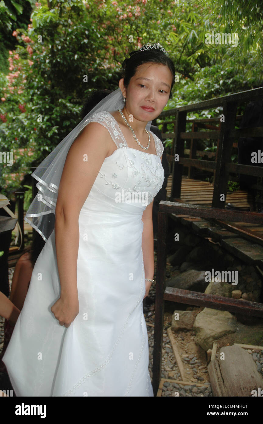 Malheureux Asian bride robe de mariage en plein air à caraïbes site de  mariage Photo Stock - Alamy
