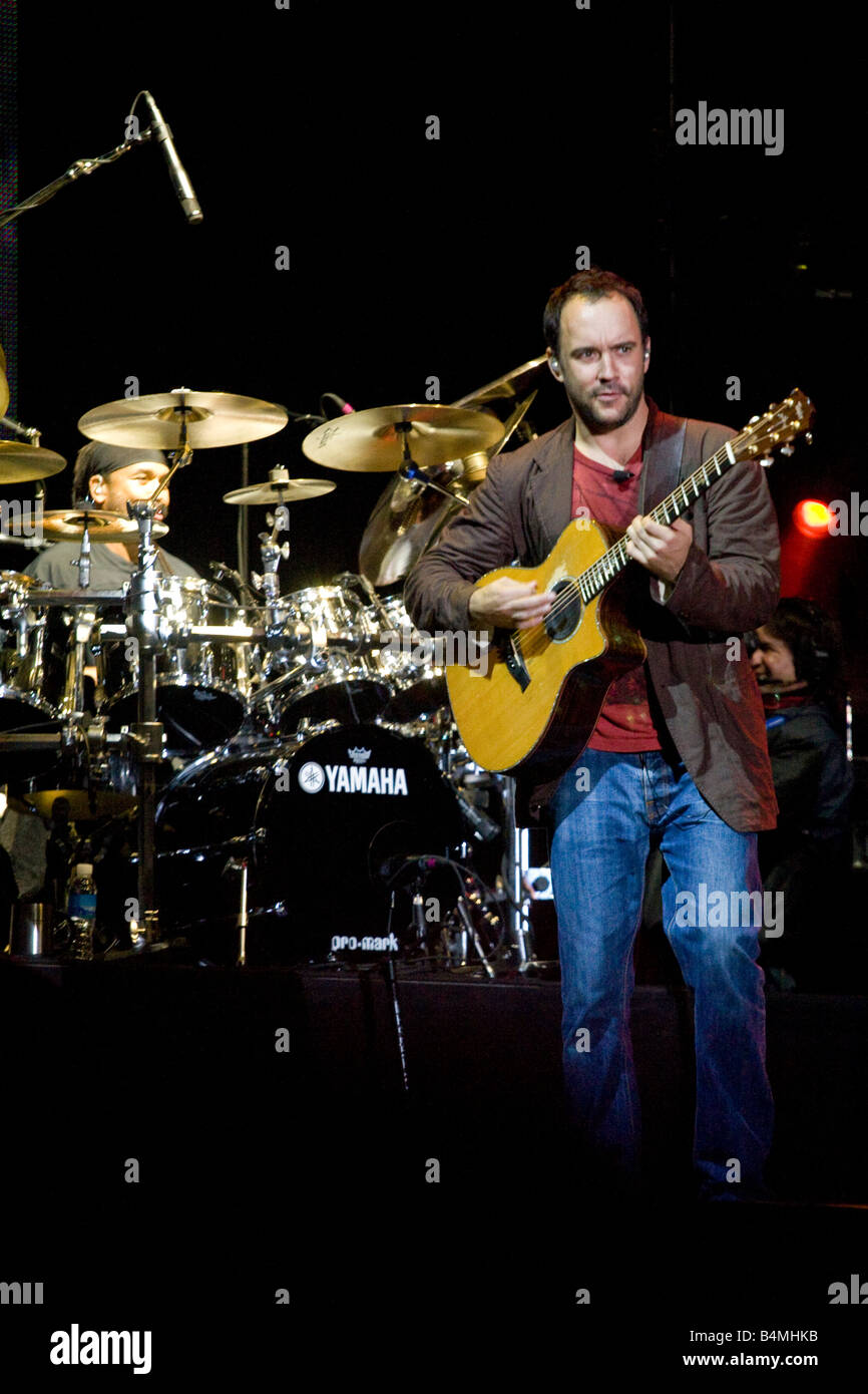 Dave Matthews jouant de sa guitare sur scène durant un spectacle noir et blanc Banque D'Images