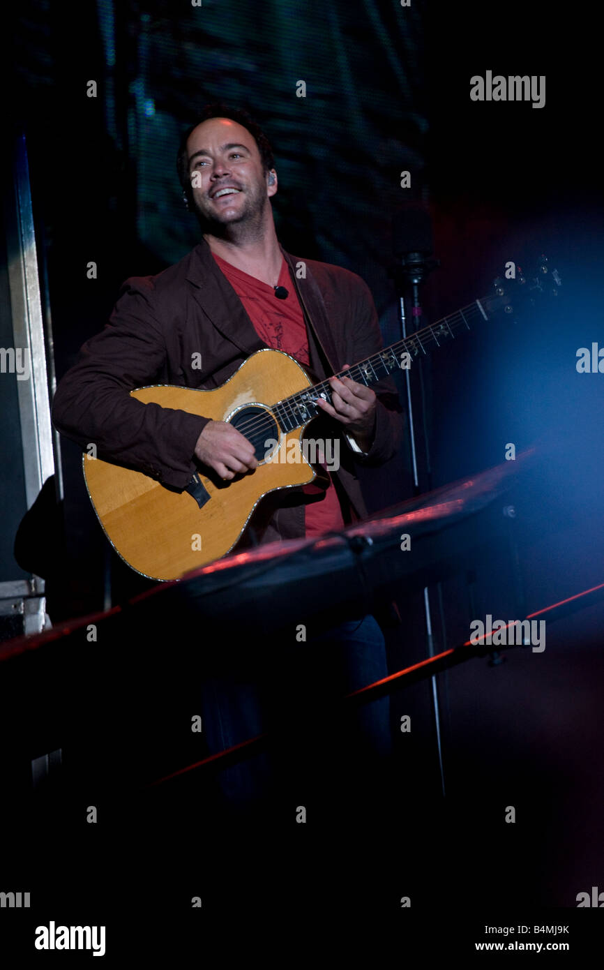 Dave Matthews smiling durant un spectacle Banque D'Images