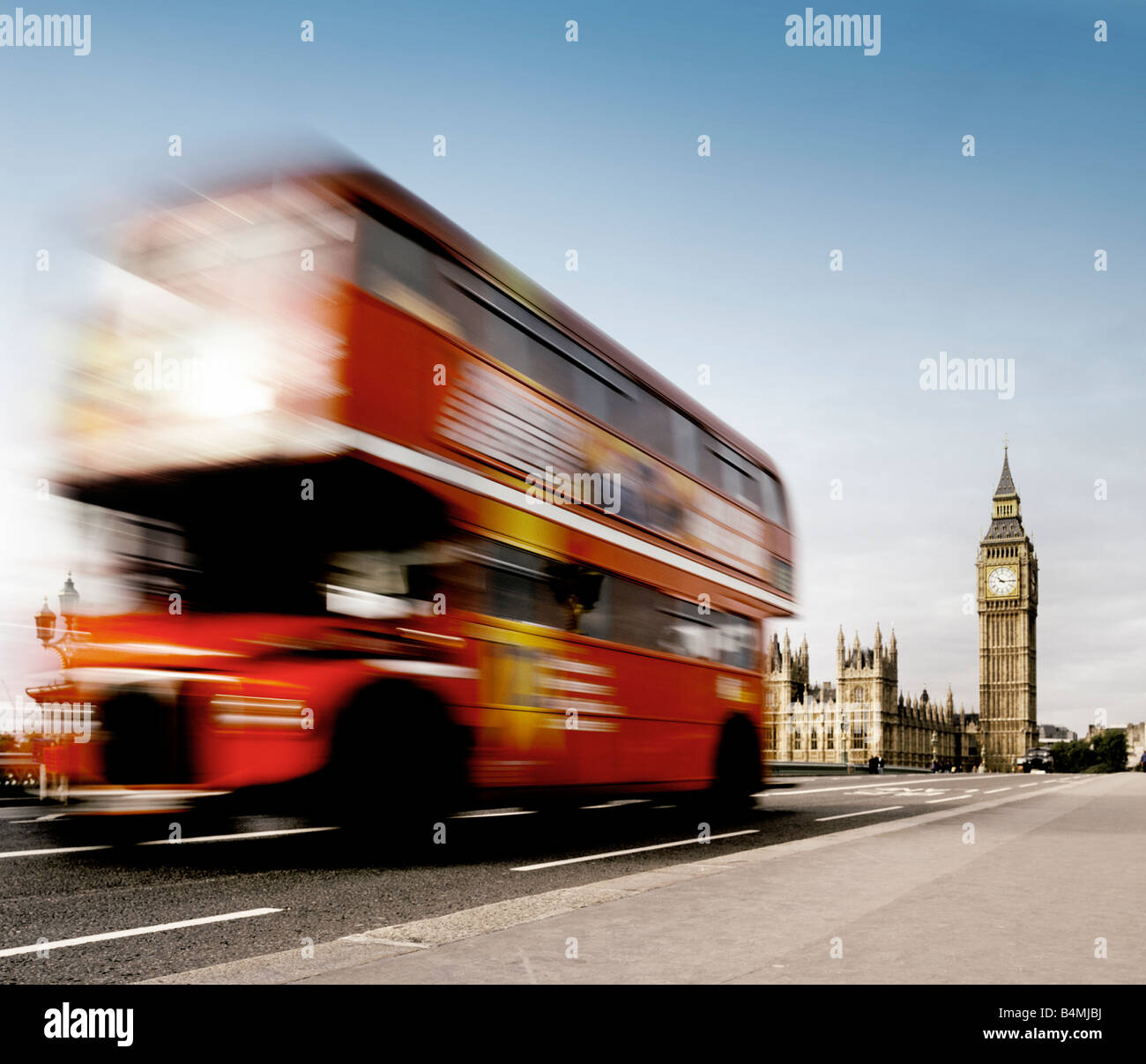 Un bus de Londres rouge sur le pont de Westminster, avec Big Ben en arrière-plan Banque D'Images