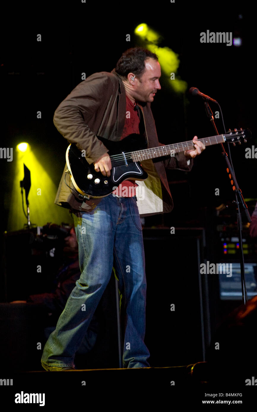 Dave Matthews faisant un étrange mouvement sur scène Banque D'Images