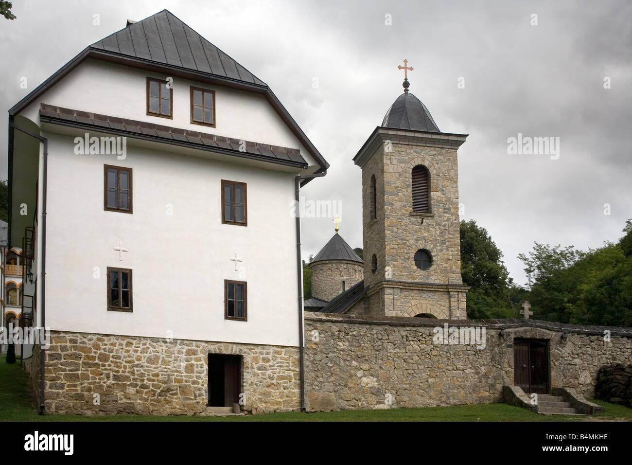 Monastère orthodoxe de Gomionica et Christian Churchin Bronzani Majdan dans un village près de Banja Luka Bosnie et Herzégovine Banque D'Images