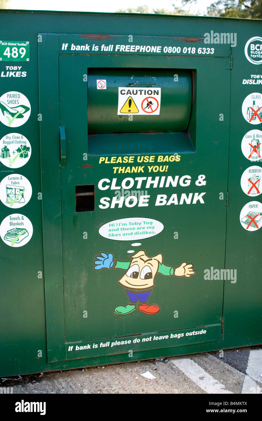 La banque de vêtements et de chaussures dans un centre de recyclage Banque D'Images