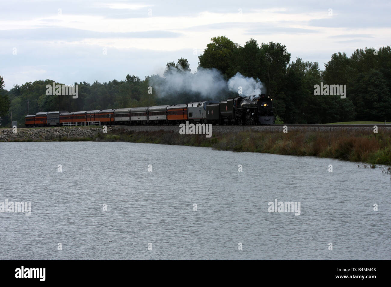 Le Train à vapeur Milwaukee Road 261 l'accélération de la piste vers Minneapolis Minnesota USA Banque D'Images