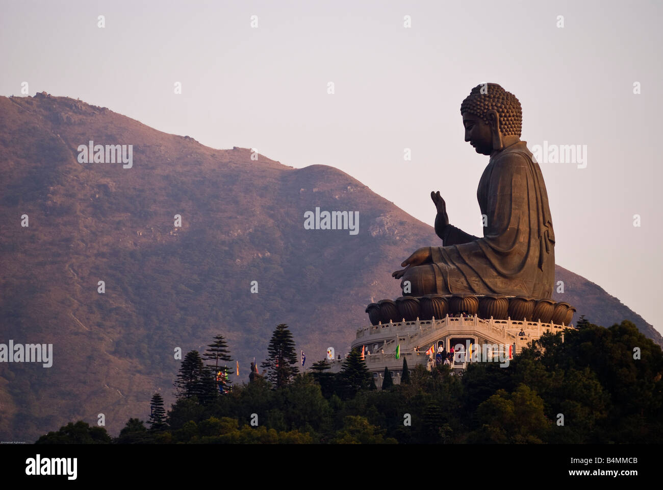 La grande Tian Tan Buddha en fin d'après-midi du soleil Banque D'Images