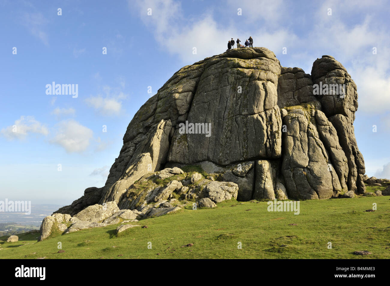 Grimper sur les roches Haytor, Dartmoor, Devon, UK Banque D'Images