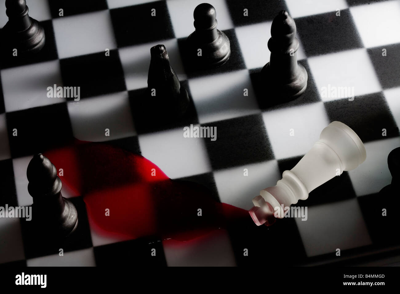 Le Roi est renversé en un jeu d'échecs - Checkmate Banque D'Images