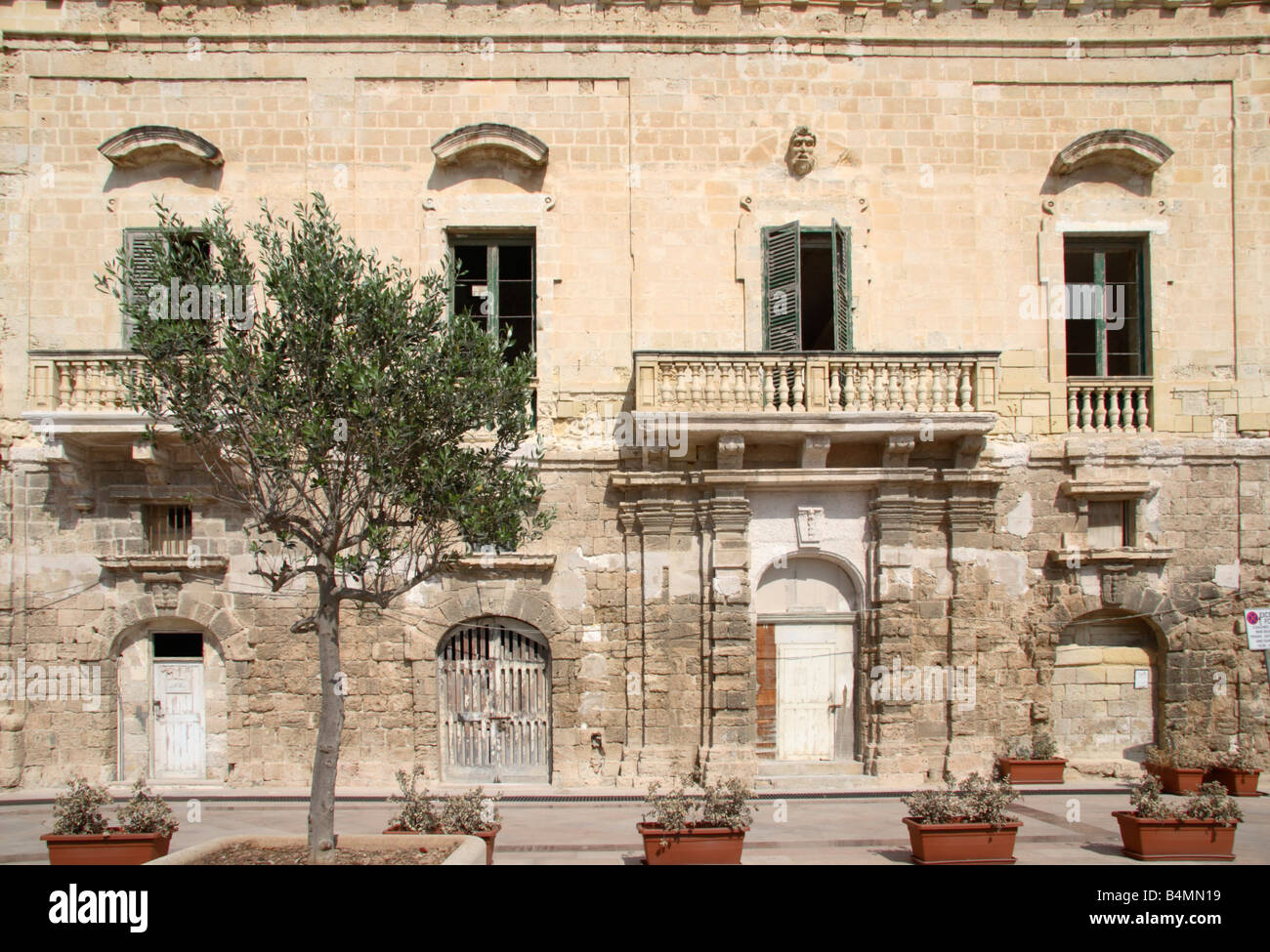 Un vieux bâtiment en décomposition de Vittoriosa, Malte. Banque D'Images