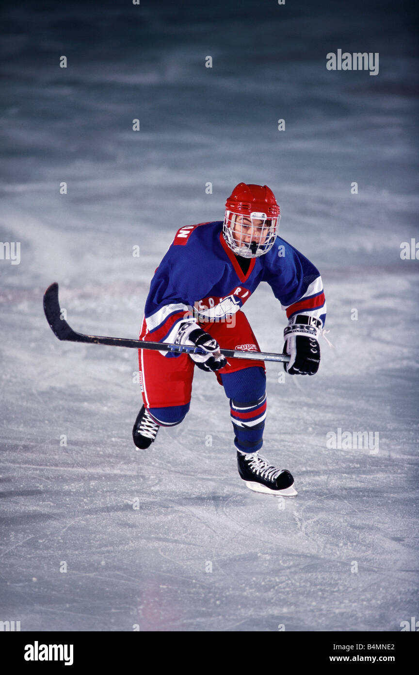 Jeune joueur de hockey sur glace en action. Banque D'Images