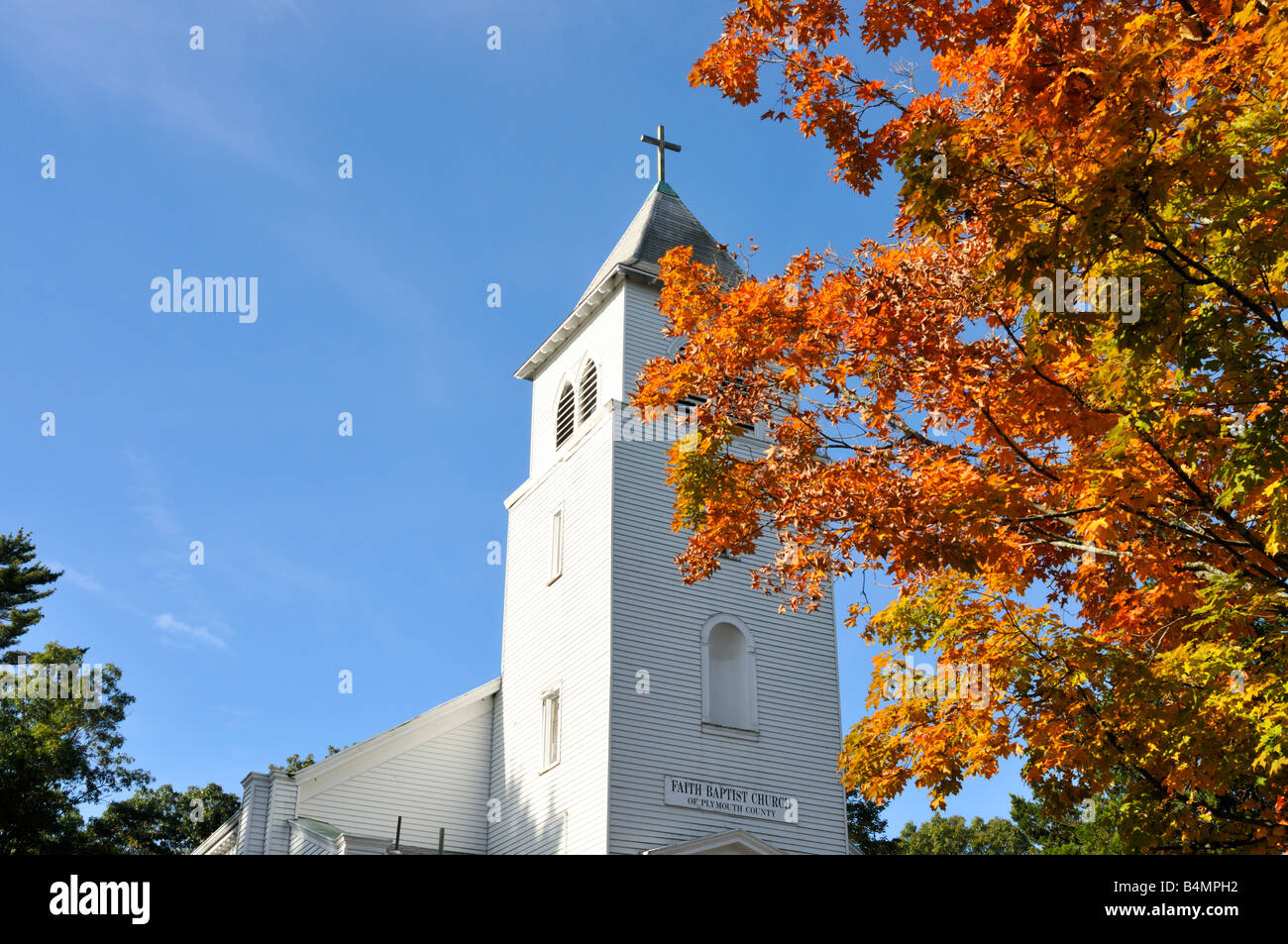 New England white wooden clocher de l'église à l'automne avec des feuilles aux couleurs automnales Banque D'Images
