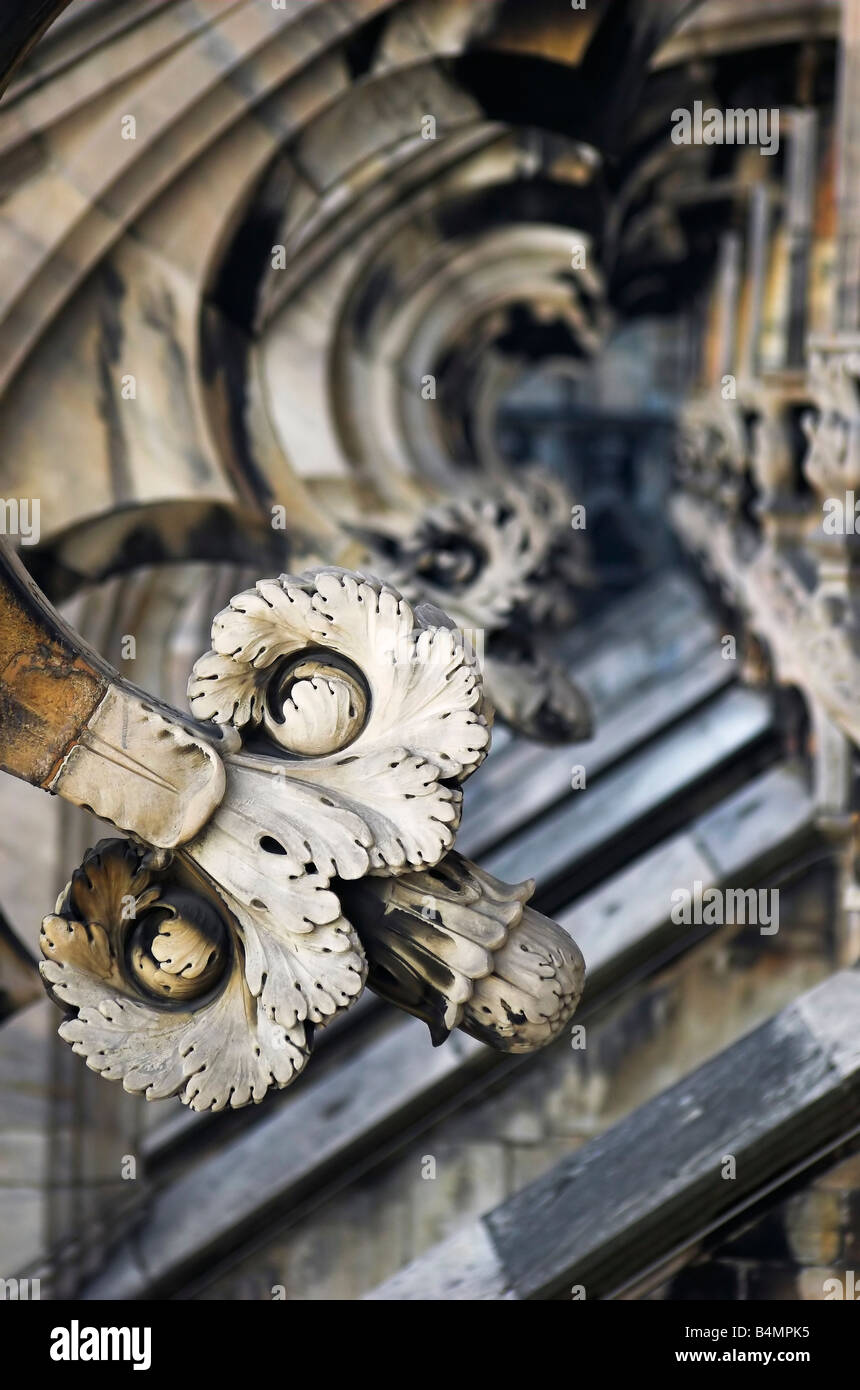 Pierre de marbre sculpté décorations sur le toit du Duomo de Milan, Italie Banque D'Images