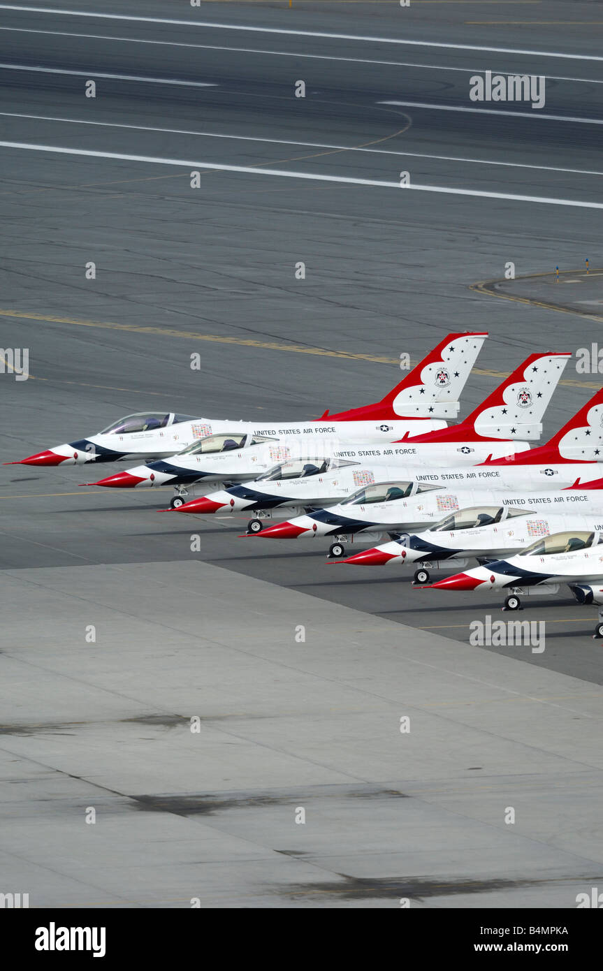 F-16 avions de combat de l'équipe de voltige des Thunderbirds alignés sur le tarmac de Elmendorf Air Force Base - Alaska Banque D'Images