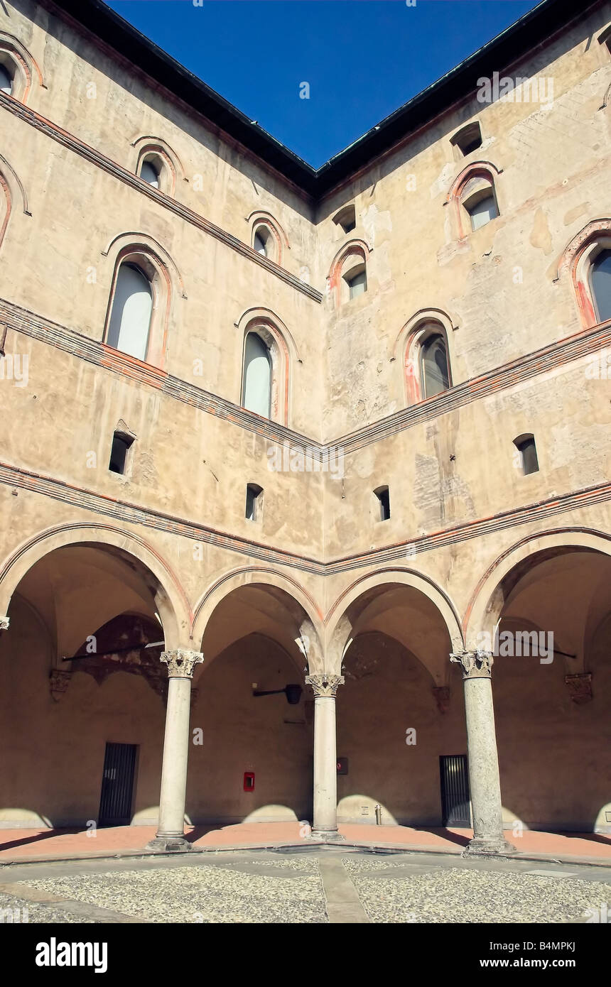 Cour intérieure et architecture dans le château de Milan, Italie avec arcades et colonnes et murs rendus Banque D'Images