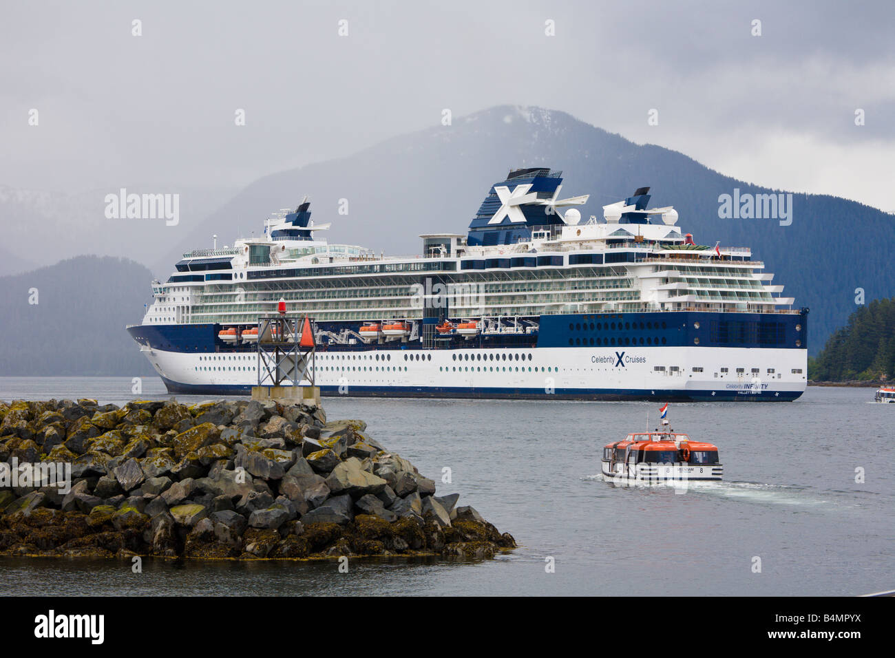 L'adjudication porte bateau de passagers de navires de croisière du navire au rivage dans Sitka Alaska Banque D'Images