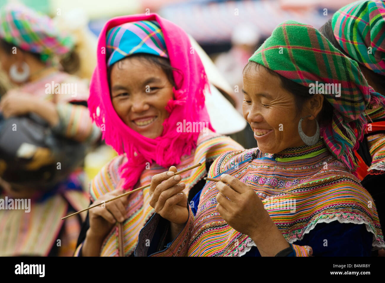 Les femmes Hmong fleurs encens vente au marché du dimanche de Bac Ha, Vietnam ; Banque D'Images