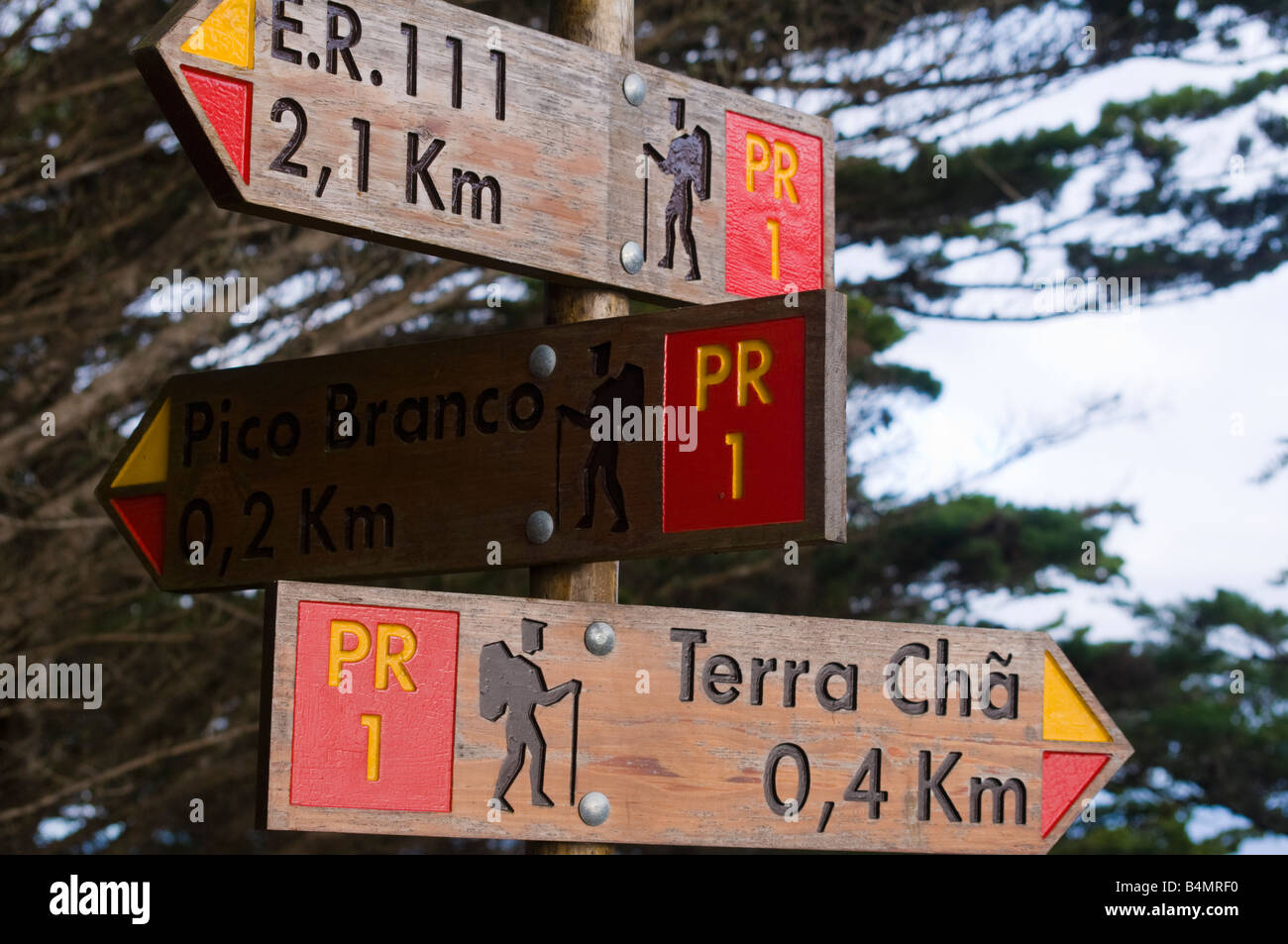 Panneau pour les marcheurs entre Terra Chã et Pico Branco sur l'île voisine de Porto Santo à Madère Banque D'Images