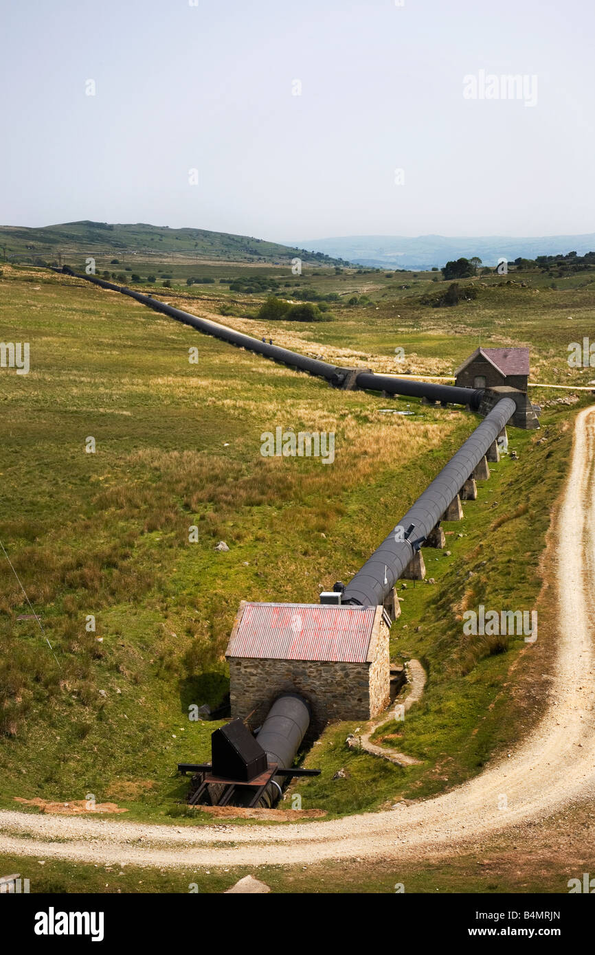 Gazoduc terrestre portant de l'eau pour 5km de Cowlyd Dolgarrog à réservoir hydro electric power station à proximité du nord du Pays de Galles Conwy Banque D'Images