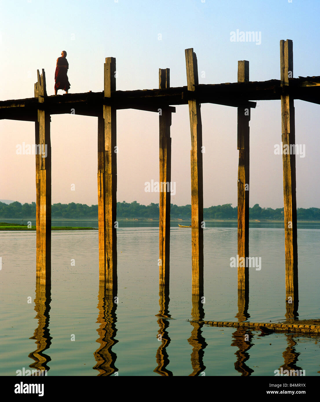 Monk traversant le pont U-Bein, la plus longue plage en teck dans le monde au cours de la rivière Ayeyarwady, Amarapura, Mandalay, Myanmar (Birmanie) Banque D'Images