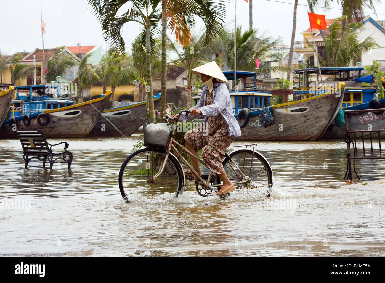 Dans Bach Dang inondations de la saison des pluies ; Hoi An, Vietnam Banque D'Images