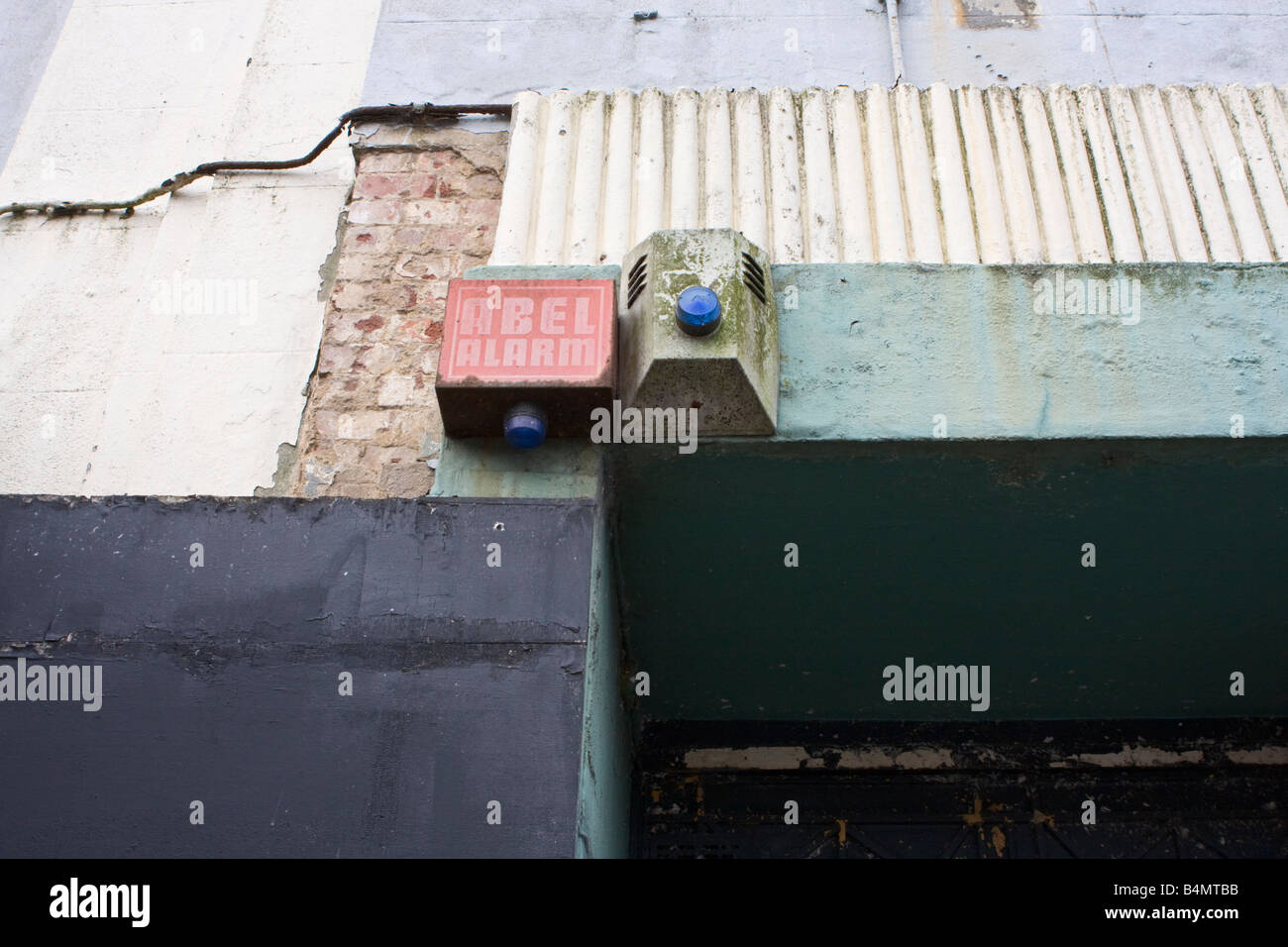 Les alarmes de cambrioleur négligées sur bâtiment abandonné Banque D'Images
