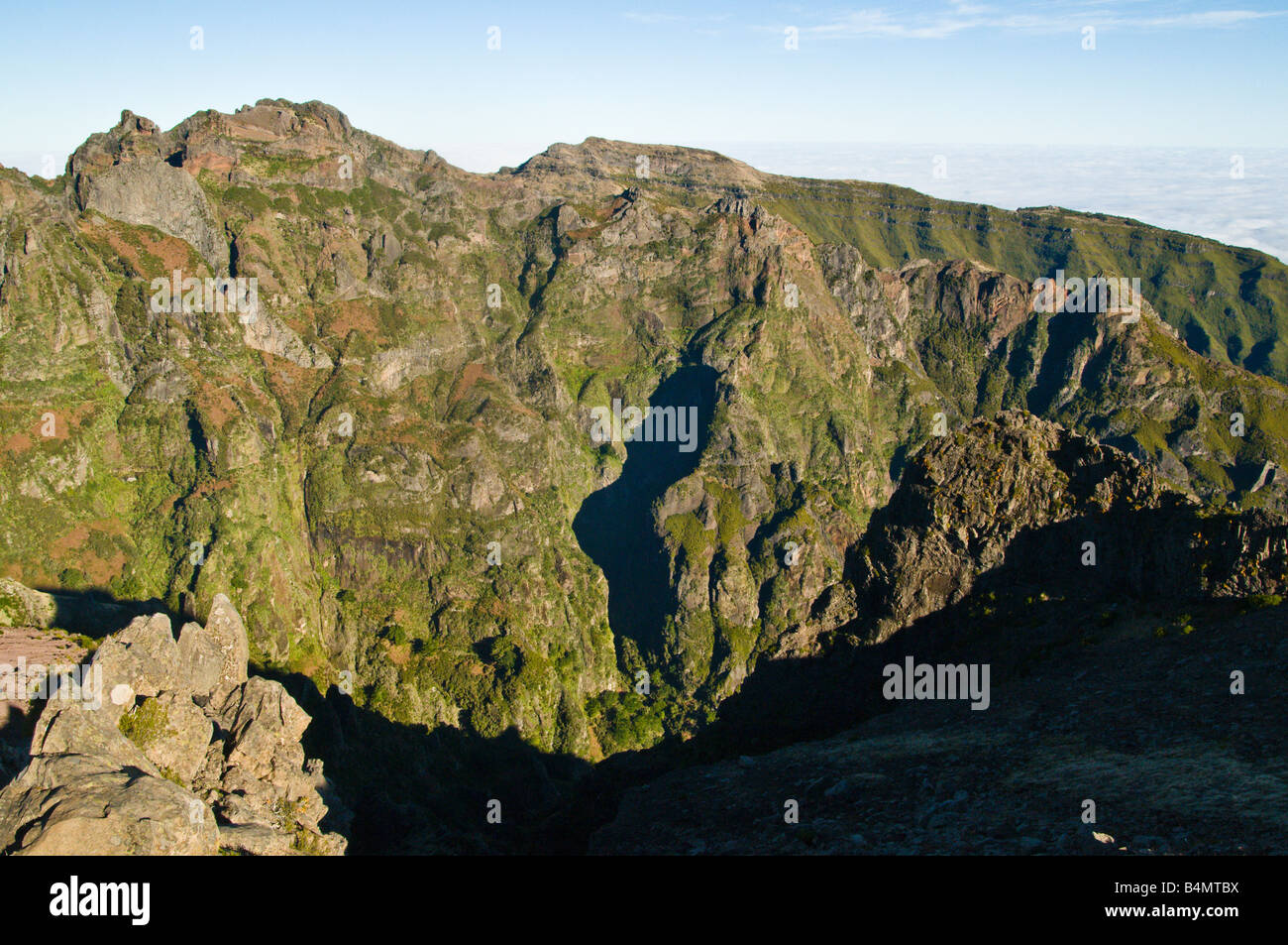 Vue du Pico do Areeiro vers Madère Pico das Torres et Pico Ruivo lointain le plus haut sommet de l'île Banque D'Images