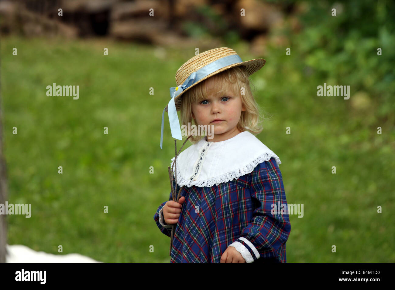 Une petite fille habillé en période de guerre civile 1860 clothling Banque D'Images