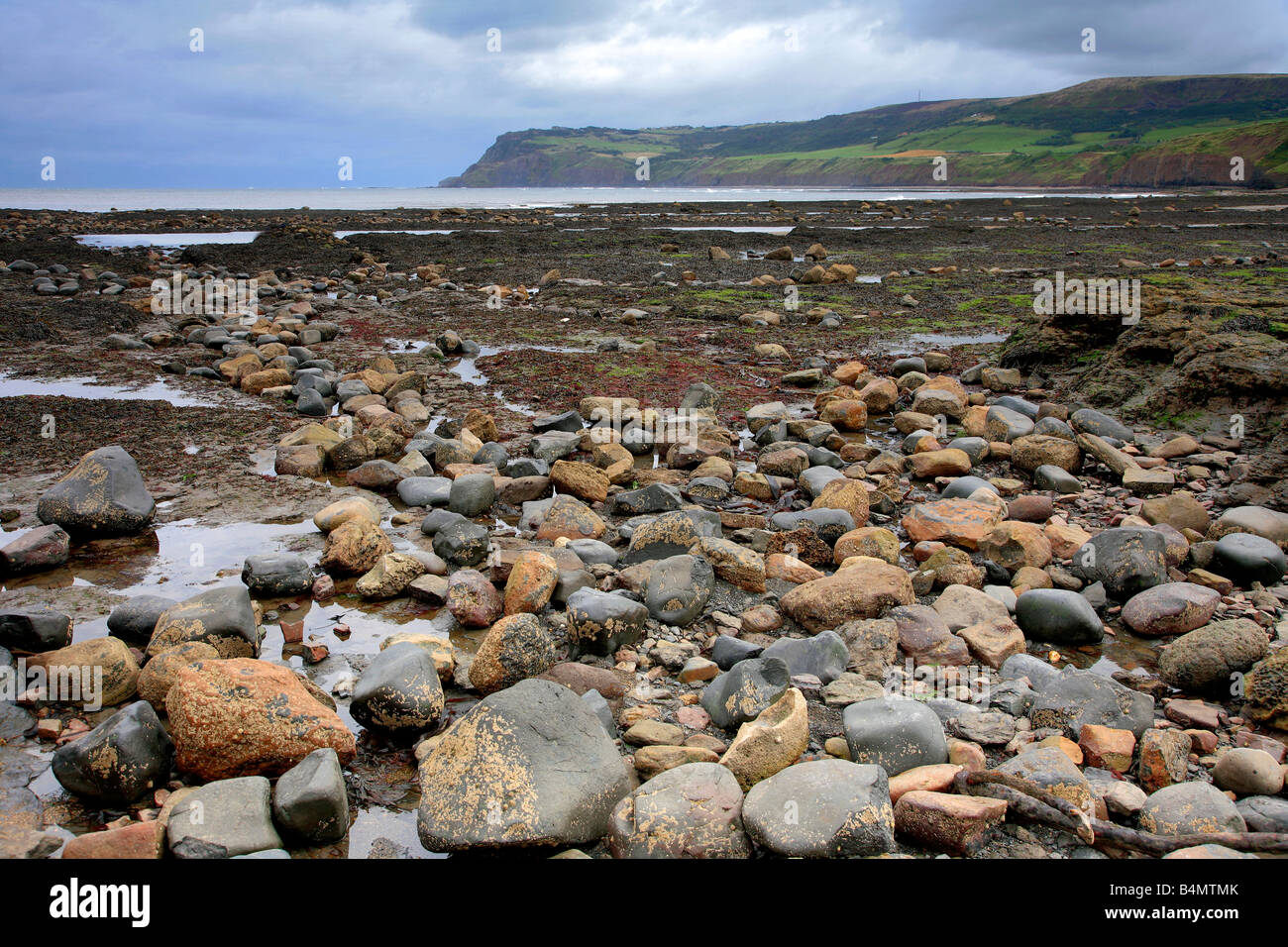 Robin Hoods Bay galets sur la plage North Yorkshire Moors England Angleterre UK Banque D'Images