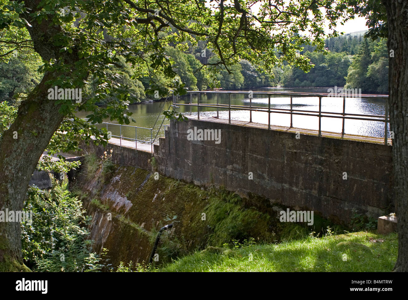 De l'émissaire avec de l'eau du réservoir passe de petites infrastructures hydro electric power station Cynwydd au nord du Pays de Galles Banque D'Images