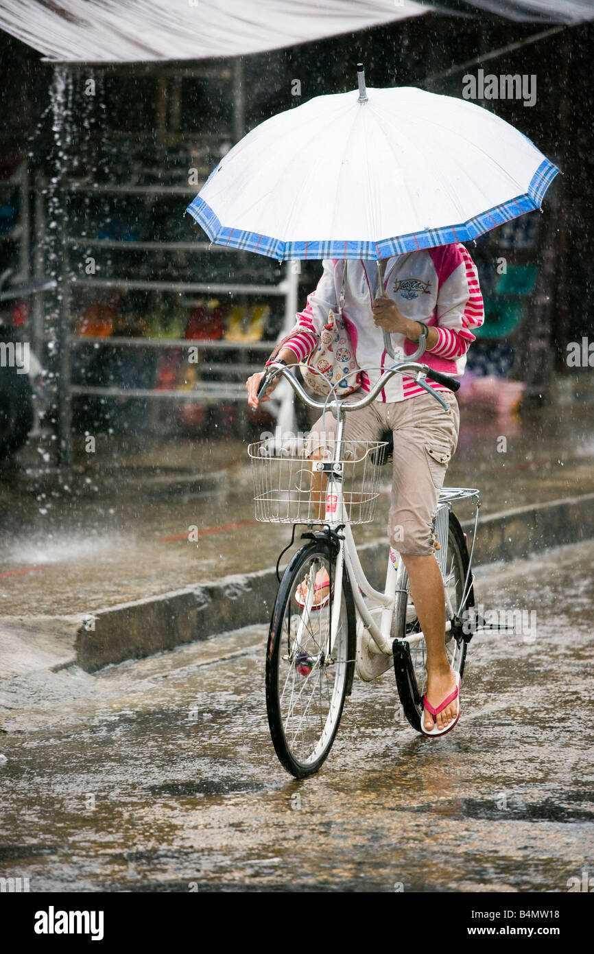 Le vélo dans la saison des pluies ; Hoi An, Vietnam Banque D'Images