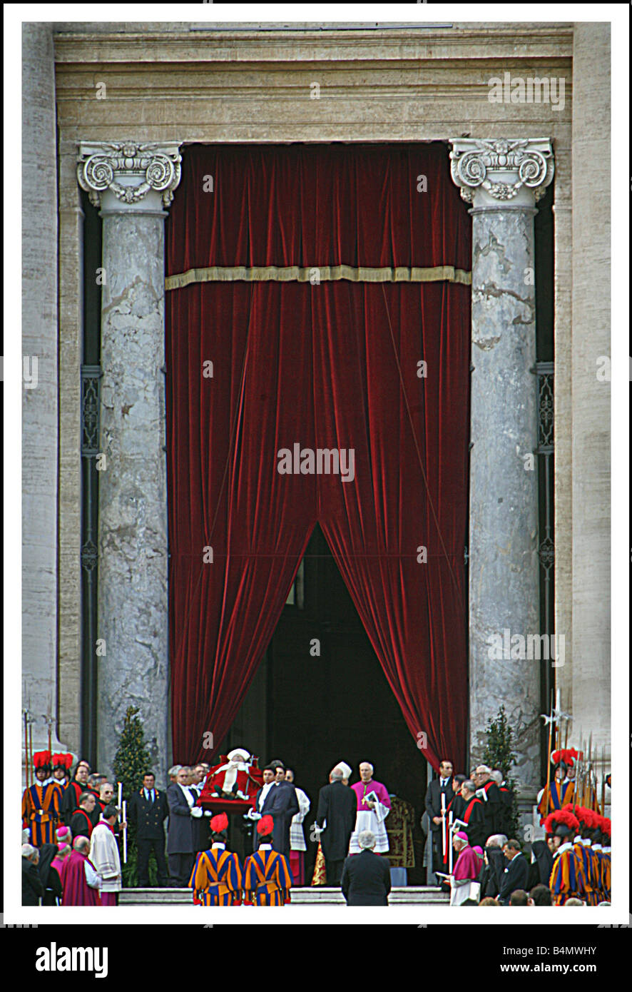 Le Pape Jean Paul II le corps mort du Pape Jean Paul II est déplacé à St  Peters Square Rome Photo Stock - Alamy