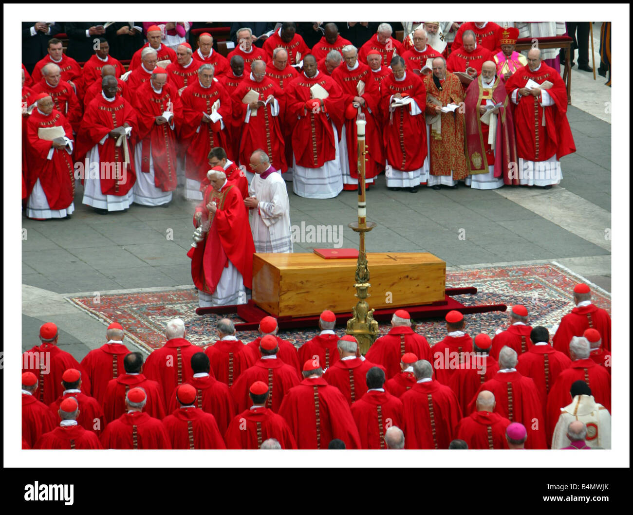 Le Pape Jean Paul II funérailles à St Peters Rome2 La messe de requiem a  été regardée par des dizaines de milliers dans le square inculding plus de  200 dirigeants du monde