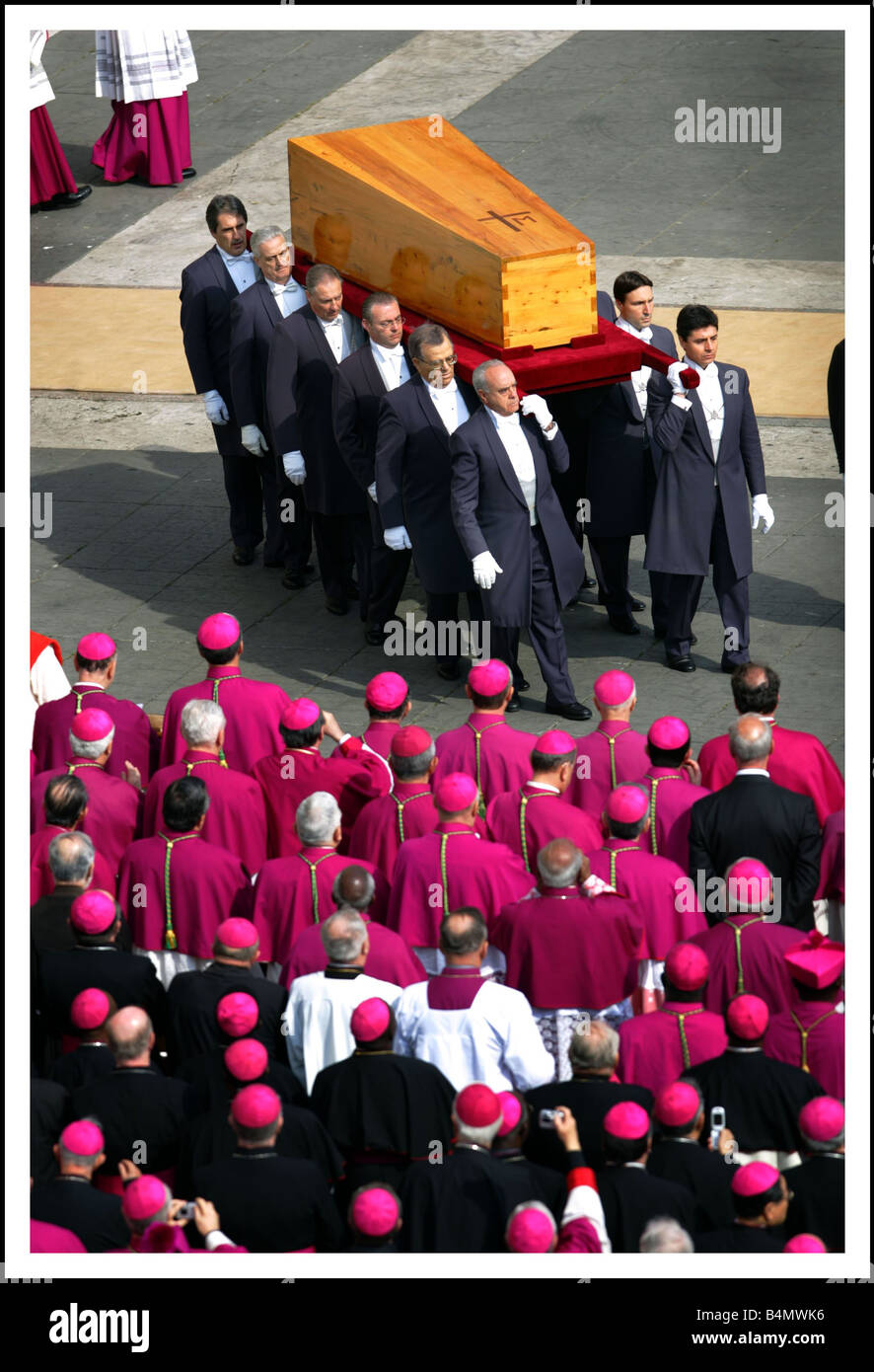 Le Pape Jean Paul II funérailles à St Peters Rome2 La messe de requiem a été regardée par des dizaines de milliers dans le Square inculding plus de 200 dirigeants du monde Banque D'Images