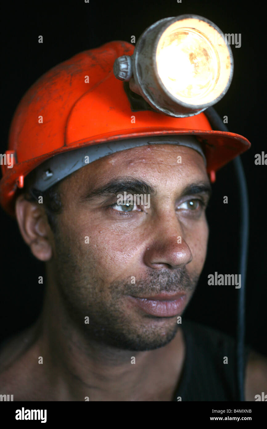 Il y a plusieurs mines de charbon de métro en Bulgarie encore opérationnels les charbons sont utilisé pour générer de l'électricité à proximité de la mine, la powerstations coals fournir près de 100 de l'électricité nationale exige de la Bulgarie la plupart des mines sont privatisés les conditions de travail sont difficiles dans les mines descente travailleurs jusqu'à 700 mètres sous terre Il est dangereux que les règlements de sécurité ne sont pas pris très au sérieux les travailleurs ont des salaires entre 200 à 400 euros par mois La plupart d'entre eux mourir jeune avant 50 ans en raison d'longdiseases Banque D'Images
