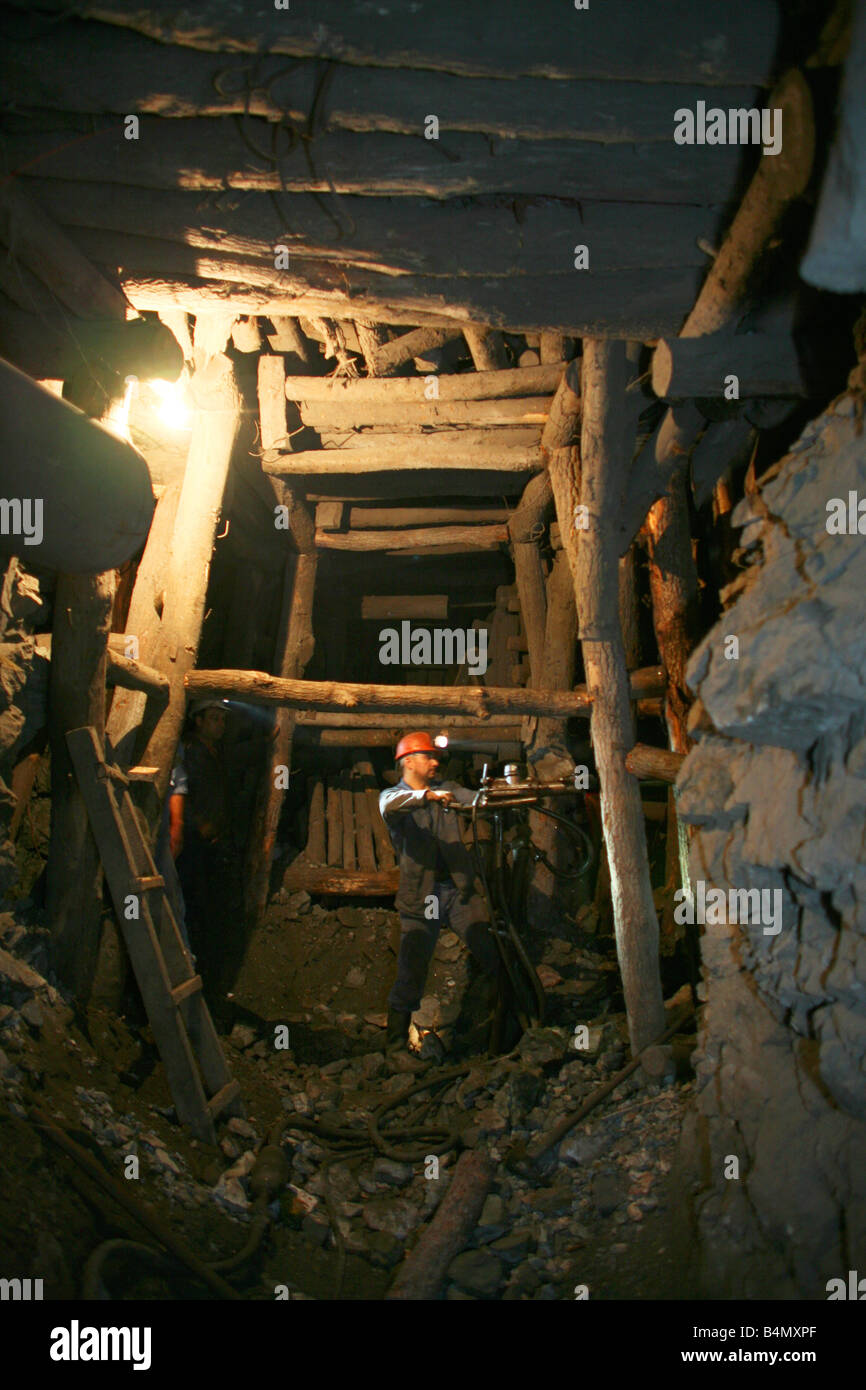 Il y a plusieurs mines de charbon de métro en Bulgarie encore opérationnels les charbons sont utilisé pour générer de l'électricité à proximité de la mine, la powerstations coals fournir près de 100 de l'électricité nationale exige de la Bulgarie la plupart des mines sont privatisés les conditions de travail sont difficiles dans les mines descente travailleurs jusqu'à 700 mètres sous terre Il est dangereux que les règlements de sécurité ne sont pas pris très au sérieux les travailleurs ont des salaires entre 200 à 400 euros par mois La plupart d'entre eux mourir jeune avant 50 ans en raison d'longdiseases Banque D'Images