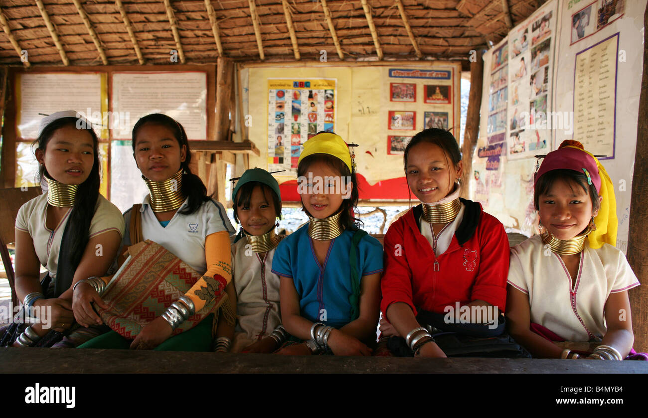 Un groupe de filles Top Longneck dans leur école représentent environ 300 réfugiés birmans en Thaïlande sont membres de communautés indigènes Longnecks groupe connu sous le nom de la plus grande des trois villages où l'Longnecks live est appelé Nai Soi situé près de la ville de Mae Hong Son Longnecks porter des bagues métalliques sur le cou qui poussent la clavicule fait et étendre le cou Ils sont une attraction touristique touristes visitent Nai Soi pour prendre des photos de l'Longnecks et acheter leur artisanat Les villages sont critiqués par les organisations des droits de l'homme comme les zoos Banque D'Images