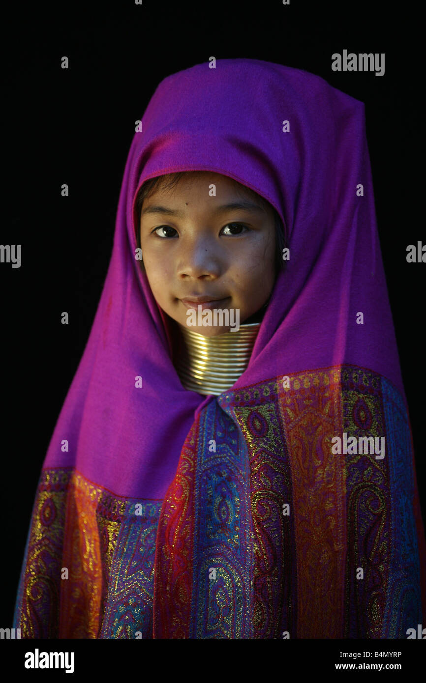 Portrait d'une jeune fille Top Longneck Environ 300 réfugiés birmans en Thaïlande sont membres de communautés indigènes Longnecks groupe connu sous le nom de la plus grande des trois villages où l'Longnecks live est appelé Nai Soi situé près de la ville de Mae Hong Son Longnecks porter des bagues métalliques sur le cou qui poussent la clavicule et étendre le cou Ils sont une attraction touristique touristes visitent Nai Soi pour prendre des photos de l'Longnecks et acheter leur artisanat Les villages sont critiqués par les organisations des droits de l'homme comme les zoos Banque D'Images