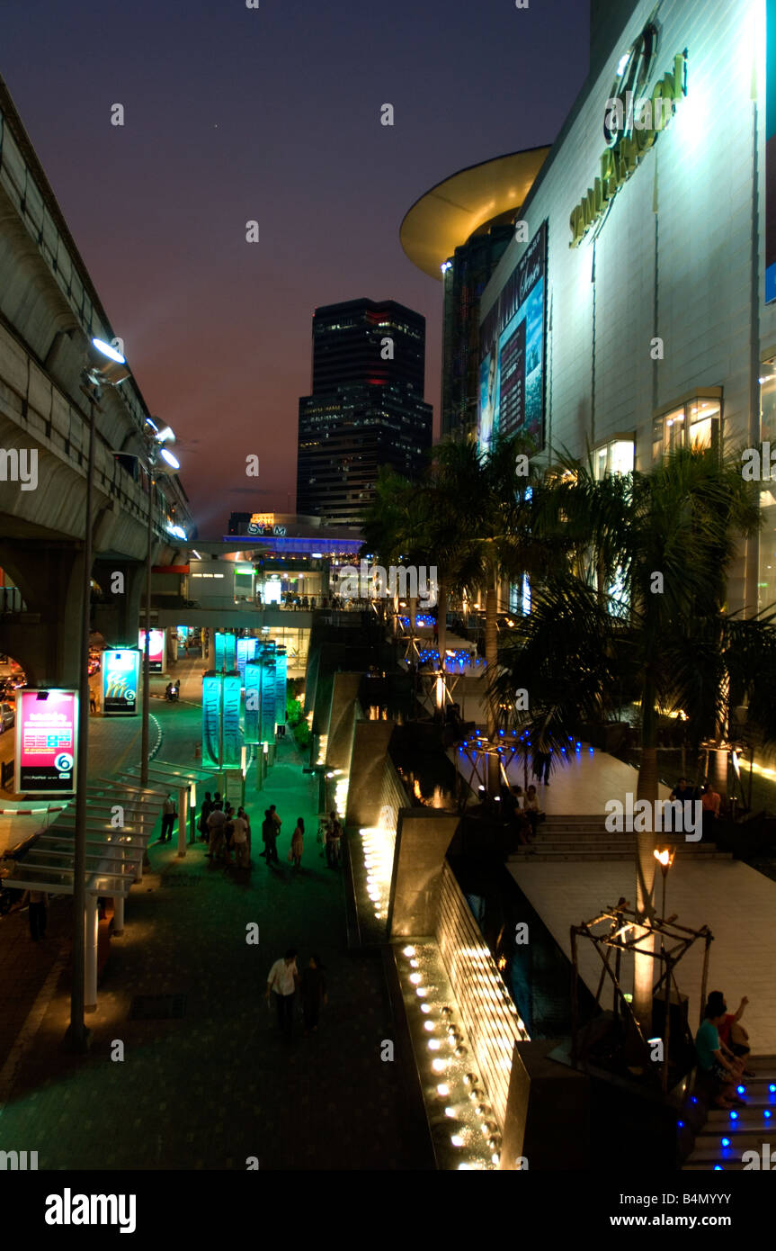 Le Siam Paragon en début de soirée Banque D'Images