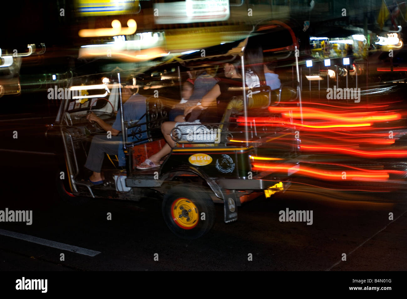 Tuk Tuk chargés en conduite de nuit de Silom Road Banque D'Images